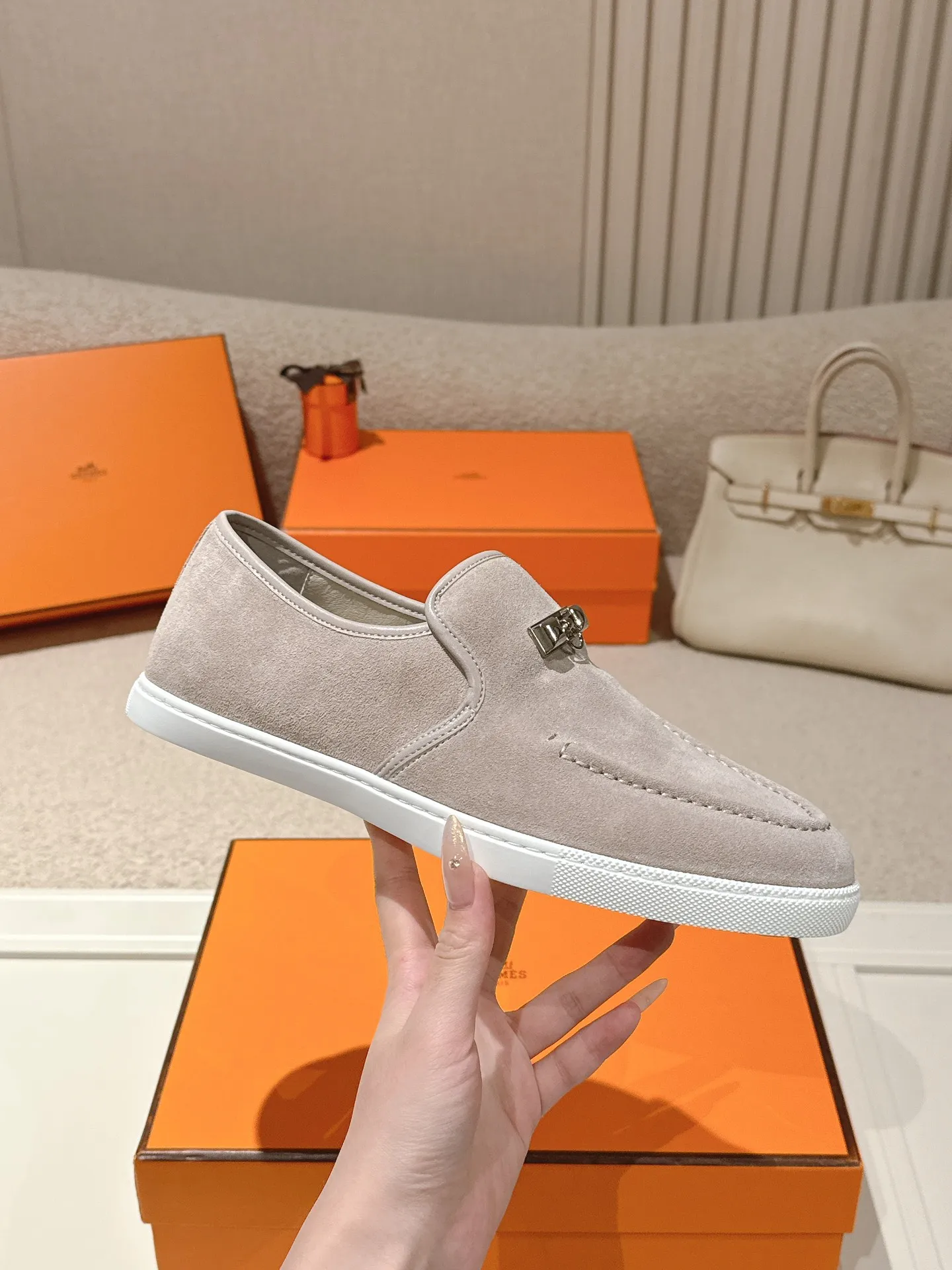 Men's Men's Shoes 600💰 Hermes# Couple Studded Loafers Calfskin and suede goatskin lace-up free sneakers with signature "H" detail. The design is simple and smooth, creating a fashionable urban look. It is comfortable and versatile. H family classics are not outdated, and the delivery counter is exquisitely packaged🛍📦 Fabric: Original customized imported first-layer cowhide/cow down Lining: Imported soft sheepskin Sole: Original open-molded anti-slip TPU material Size: 35-45